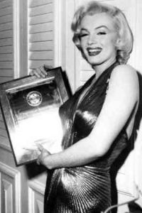 Picture of Marilyn Monroe with her award.